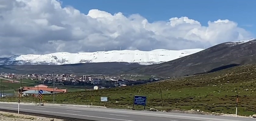 Karlıova'nın yüksek tepeleri beyaza büründü
