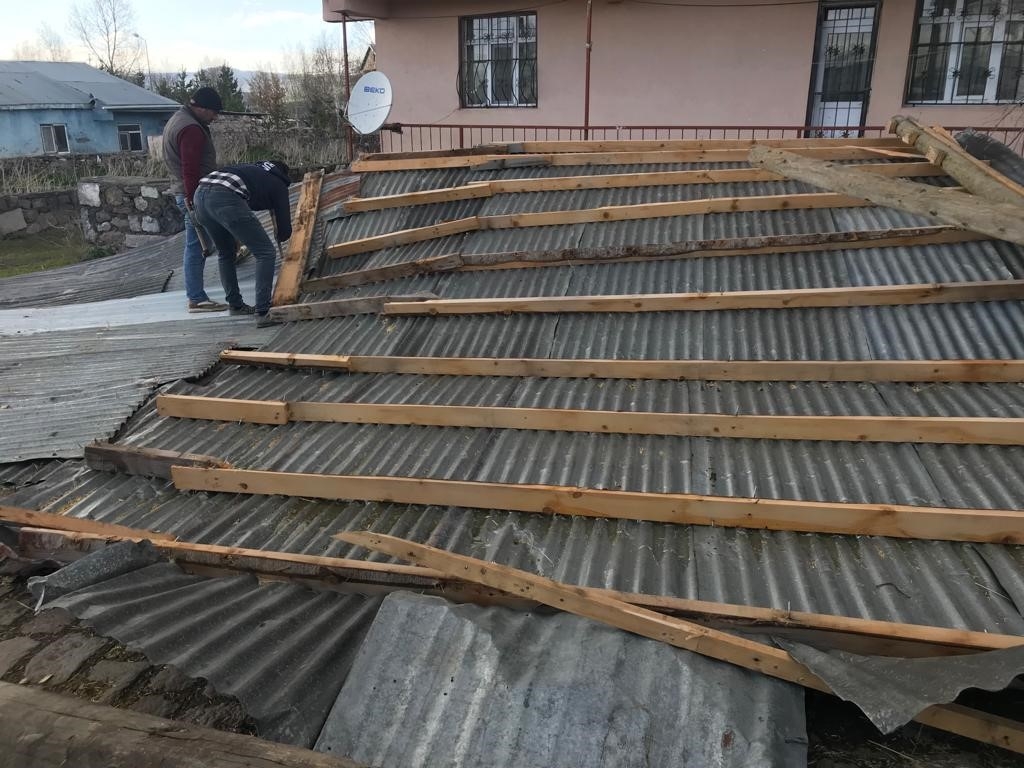 Kuvvetli rüzgâr çatıları uçurdu