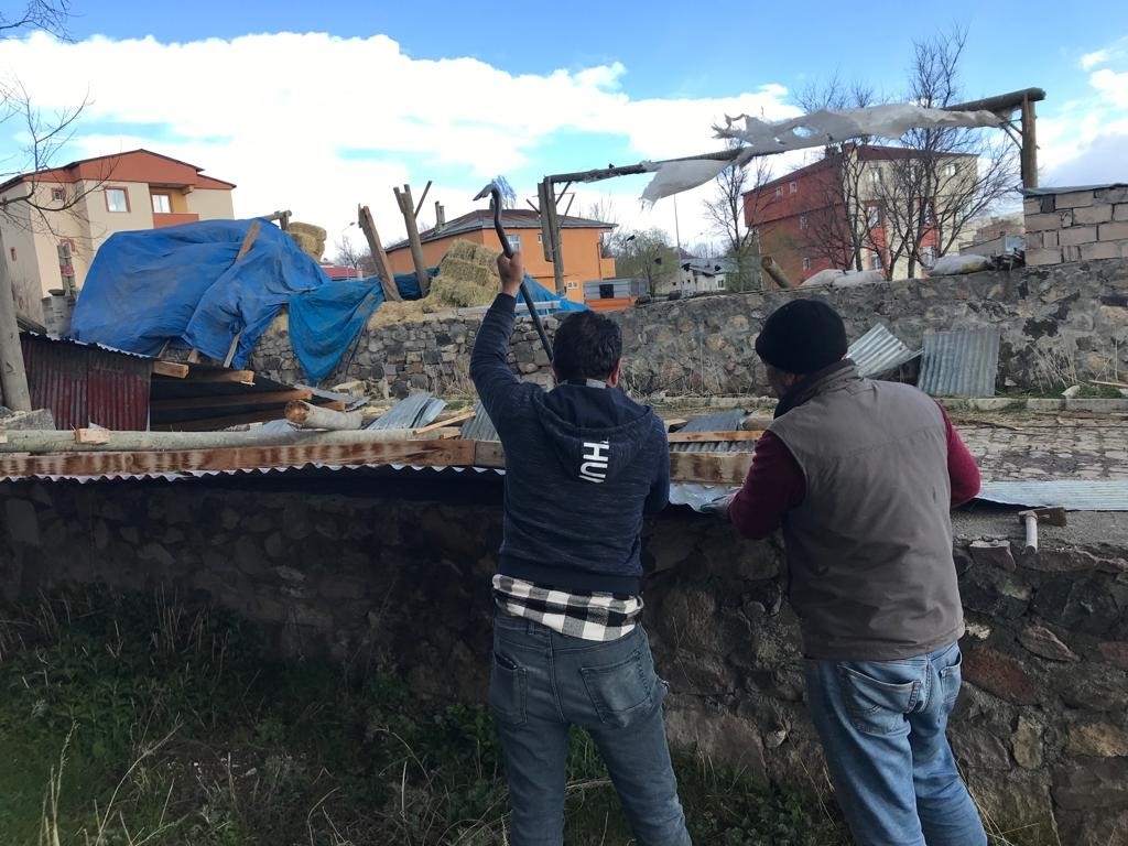 Kuvvetli rüzgâr çatıları uçurdu