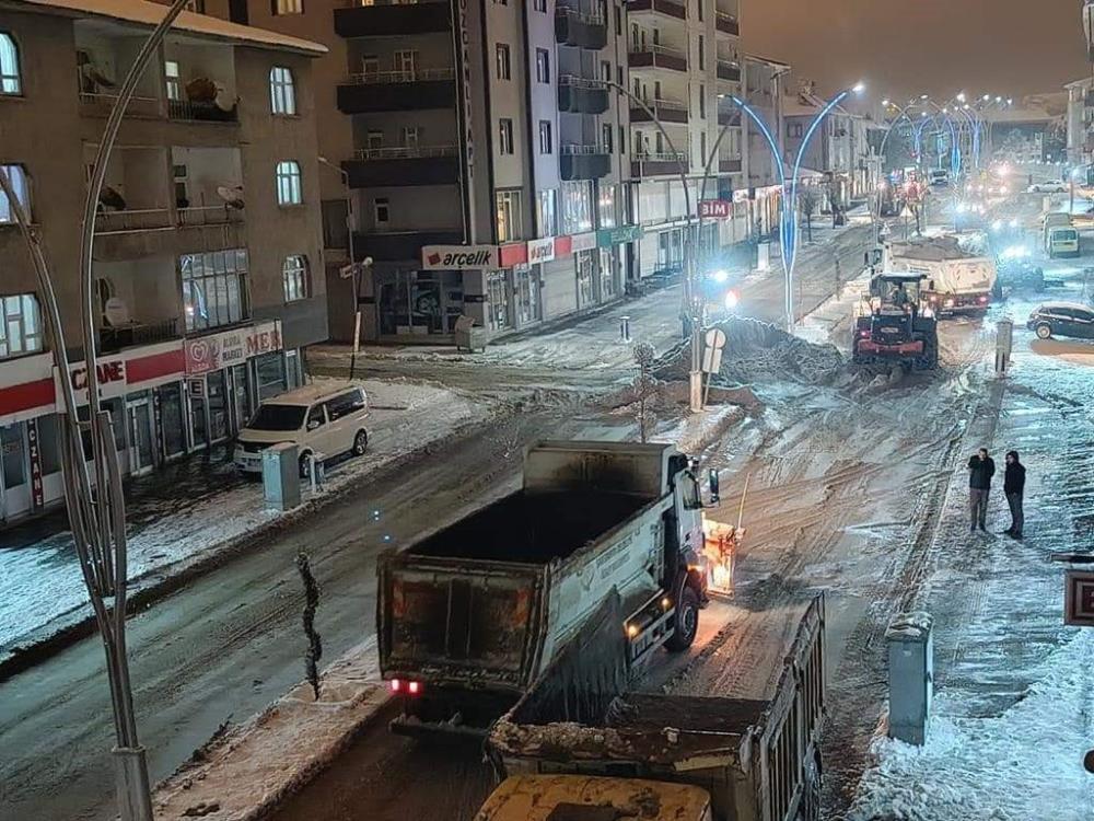 Van-Özalp'ta kar nedeniyle yolda mahsur kalan araçlar kurtarıldı