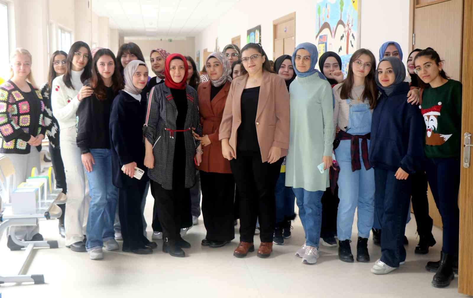 Bu sınıfta minik öğrencilere masal anlatılıyor