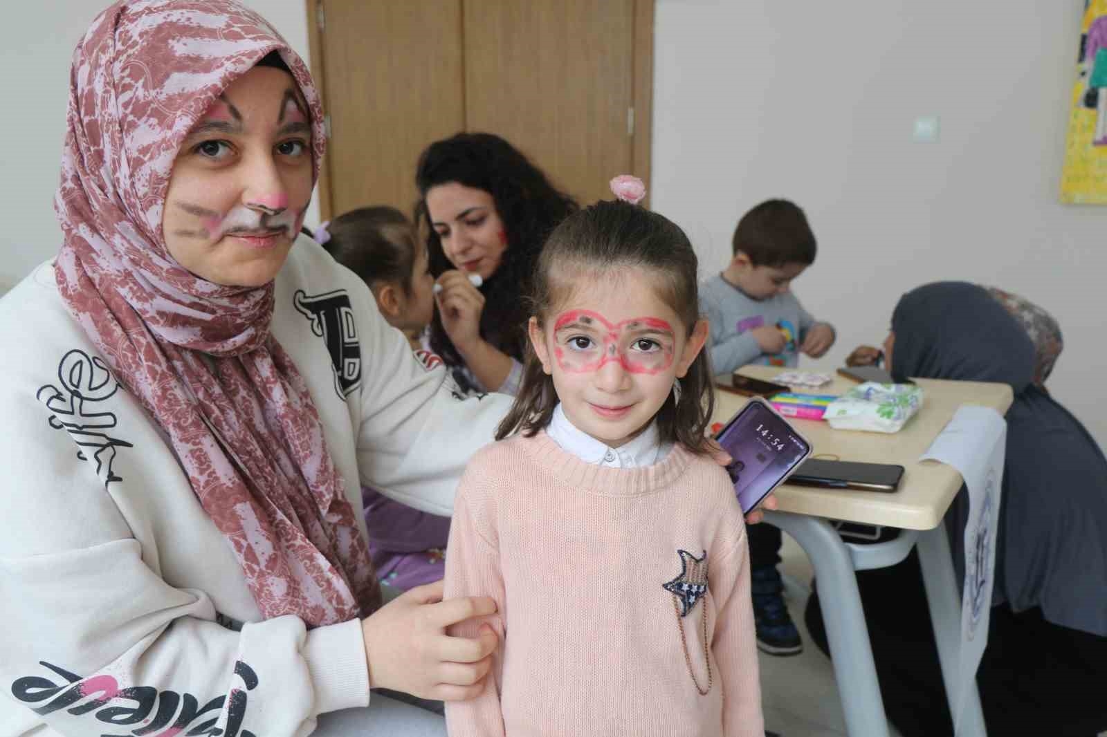 Bu sınıfta minik öğrencilere masal anlatılıyor