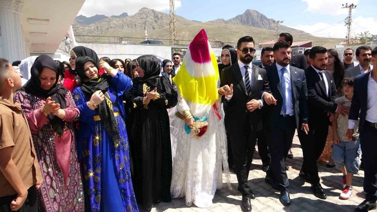 Mahmedpiran Aşireti düğününde hediyeler zarflara konuldu