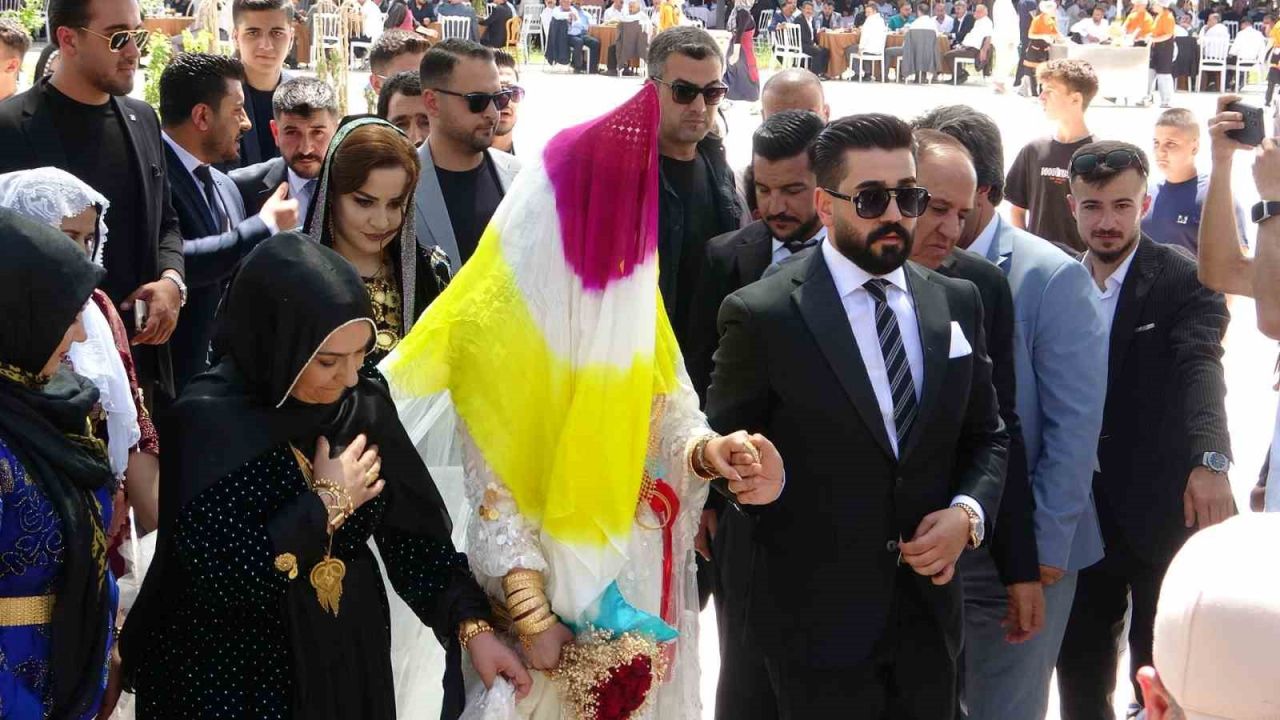 Mahmedpiran Aşireti düğününde hediyeler zarflara konuldu