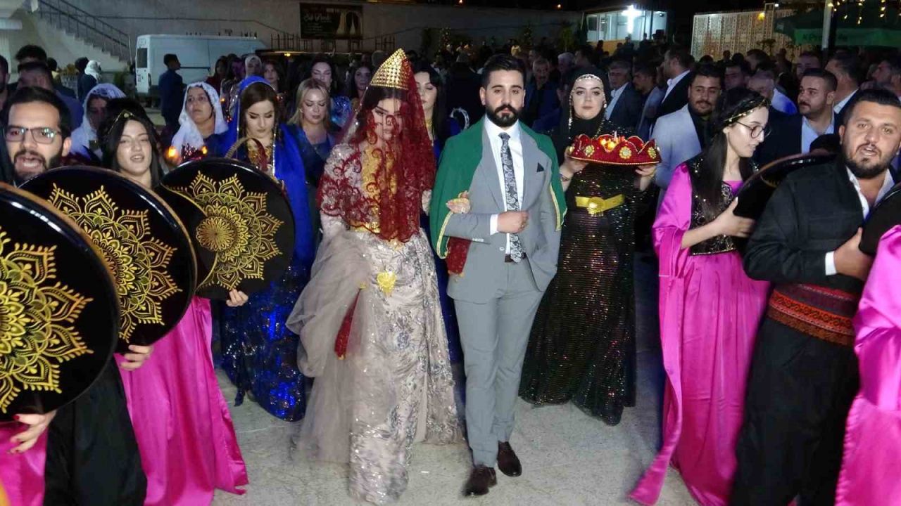 Mahmedpiran Aşireti düğününde hediyeler zarflara konuldu