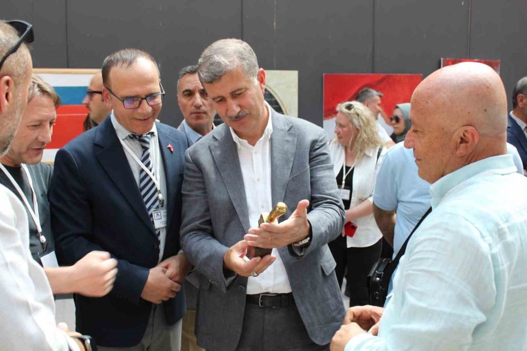 80 sanatçı ve eserlerini tarihi yapıda sergiledi