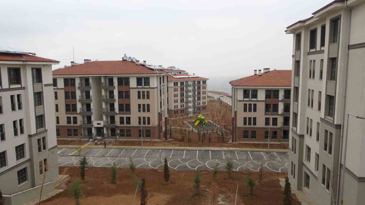 Deprem konutlarının anahtar teslimi sürüyor