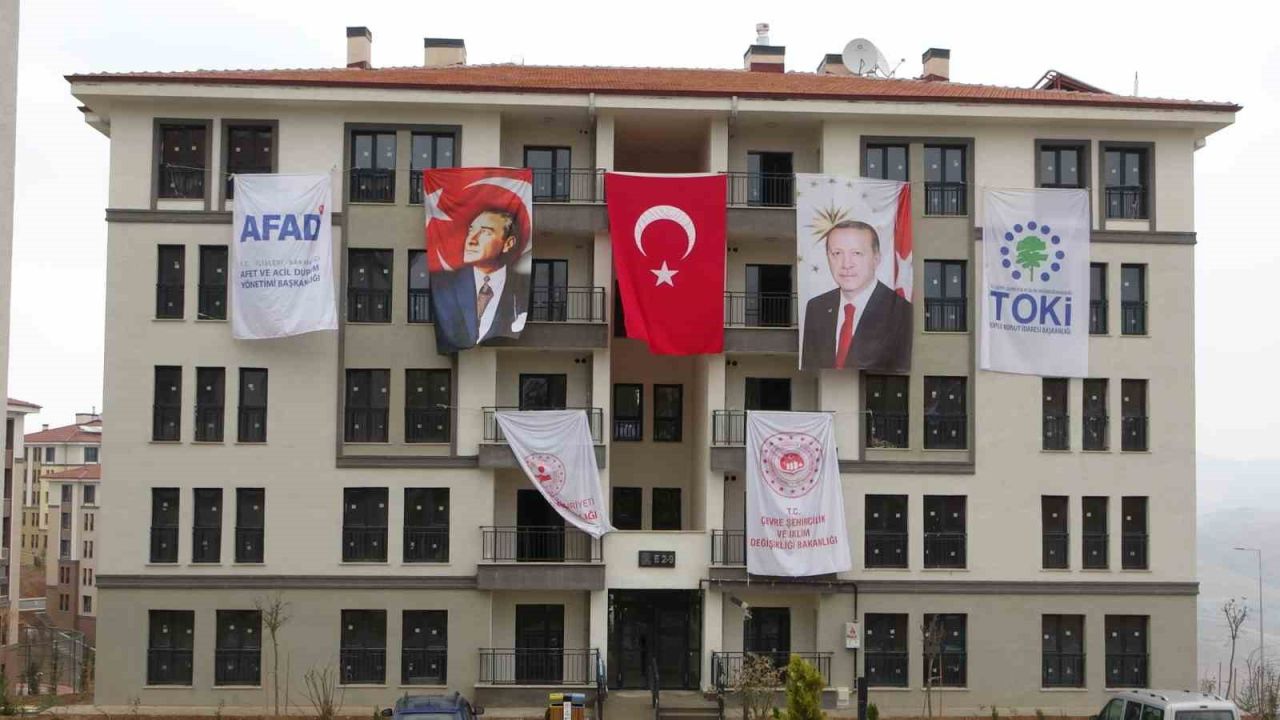 Deprem konutlarının anahtar teslimi sürüyor