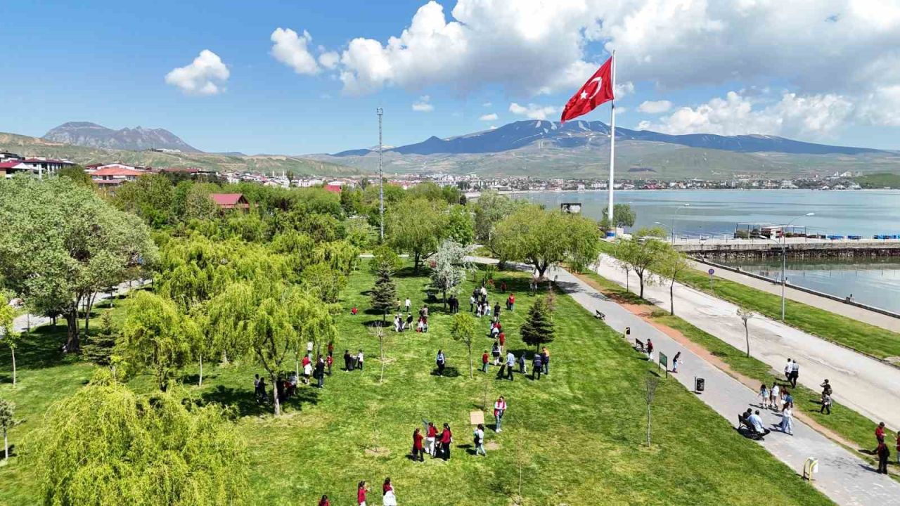 Van Gölü sahilinde çevre temizliği
