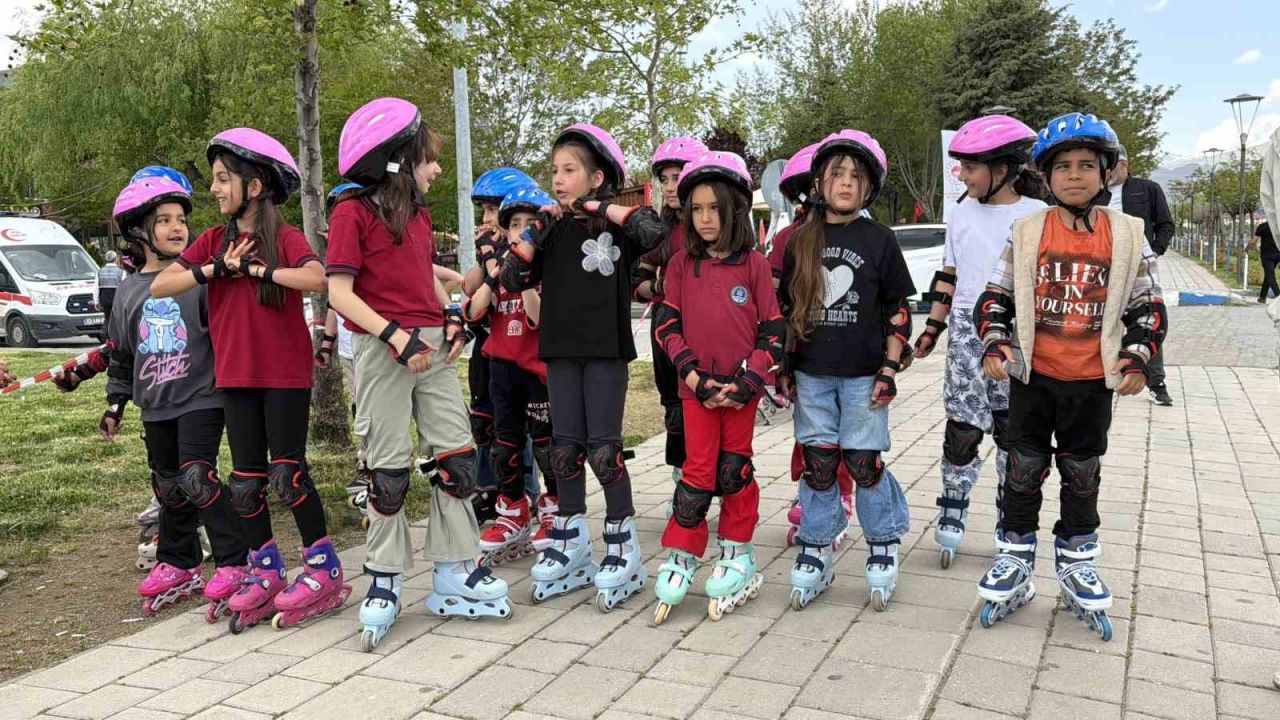 Van Gölü sahilinde çevre temizliği