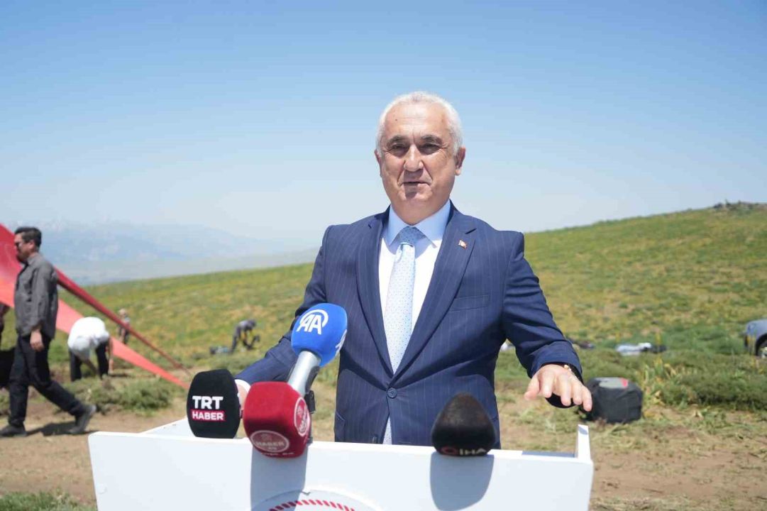 Türkiye Yamaç Paraşütü Mesafe Yarışması Muş'ta start aldı