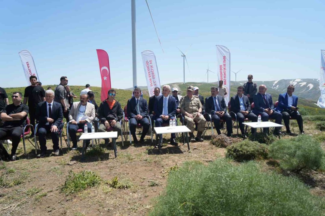 Türkiye Yamaç Paraşütü Mesafe Yarışması Muş'ta start aldı