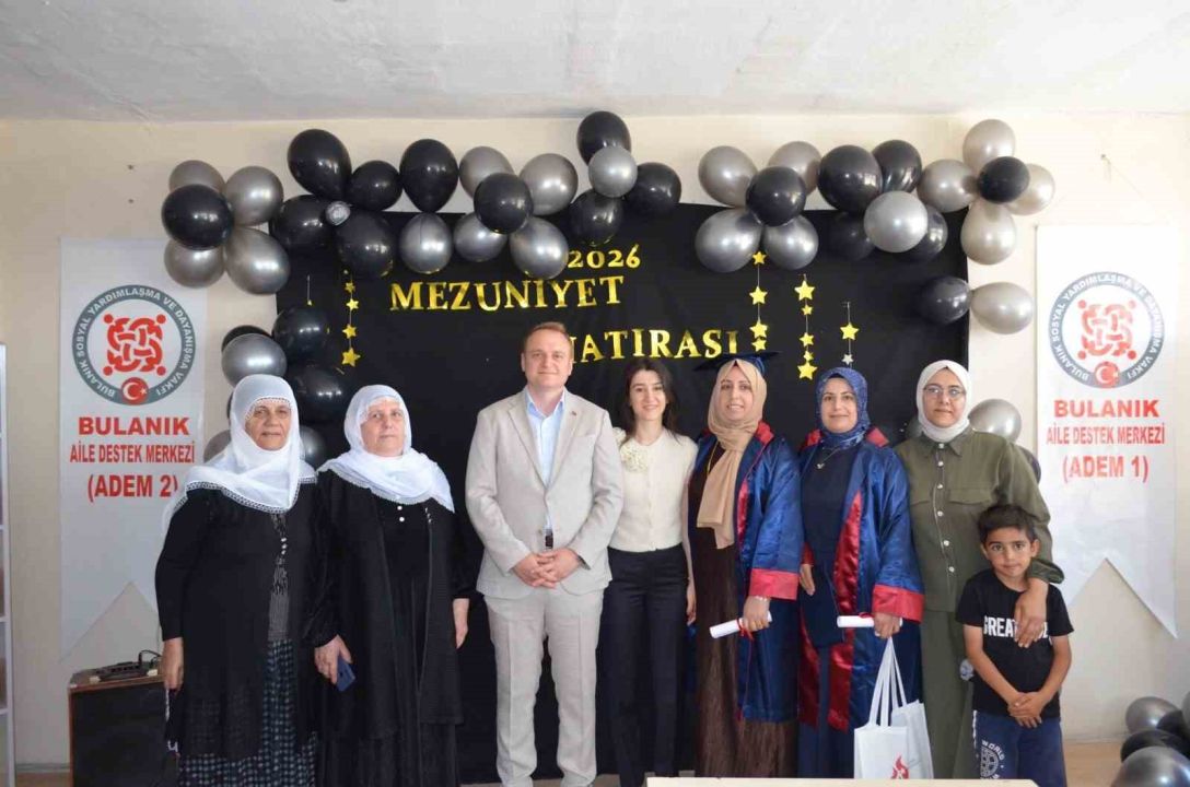 Bulanık’ta okuma yazma öğrenen 50 kadın mezuniyet sevinci yaşadı