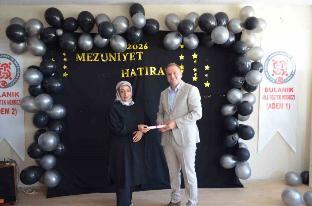 Bulanık’ta okuma yazma öğrenen 50 kadın mezuniyet sevinci yaşadı