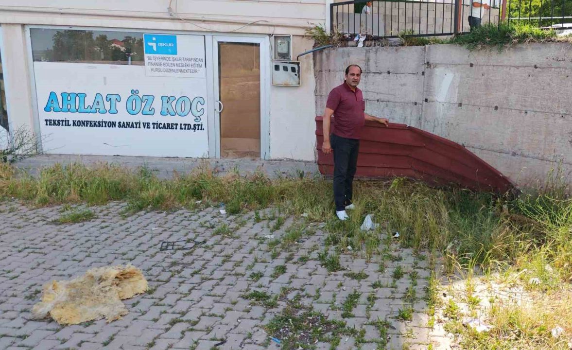 Bitlis'in Ahlat ilçesinde şiddetli rüzgar çatıları uçurdu