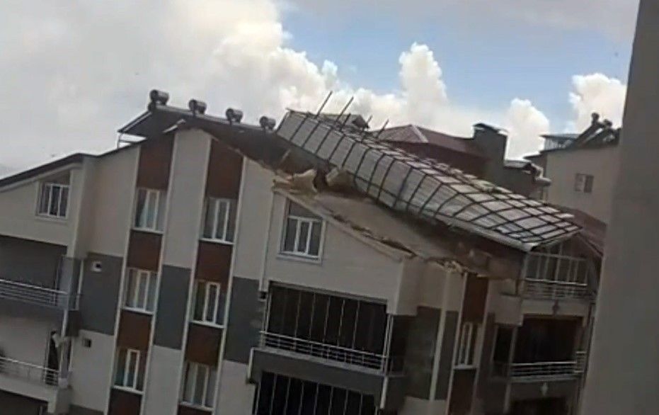 Bitlis'in Ahlat ilçesinde şiddetli rüzgar çatıları uçurdu