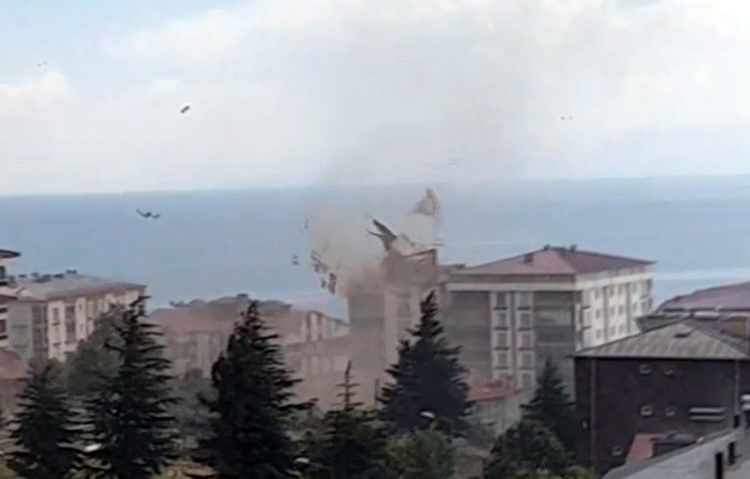 Bitlis'in Ahlat ilçesinde şiddetli rüzgar çatıları uçurdu