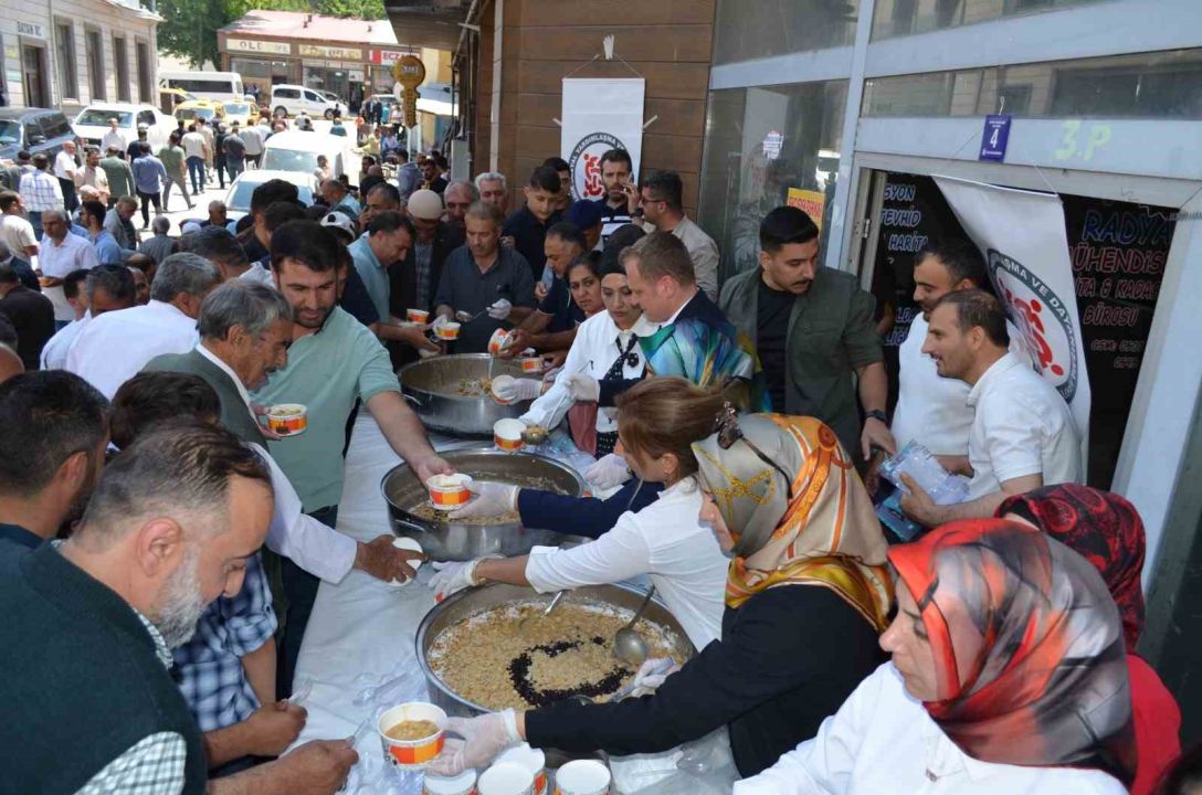 Muş'un Bulanık ilçesinde 5 bin kişiye aşure ikram edildi