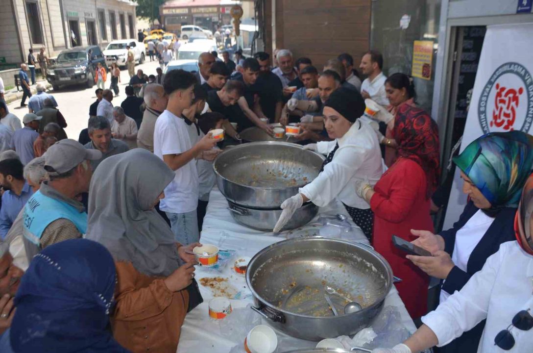 Muş'un Bulanık ilçesinde 5 bin kişiye aşure ikram edildi