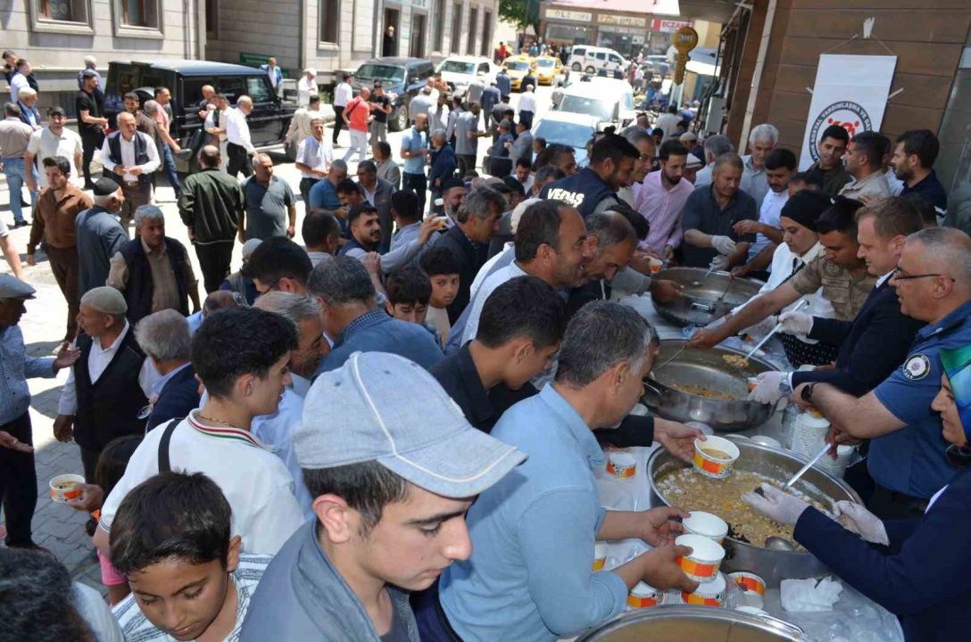 Muş'un Bulanık ilçesinde 5 bin kişiye aşure ikram edildi