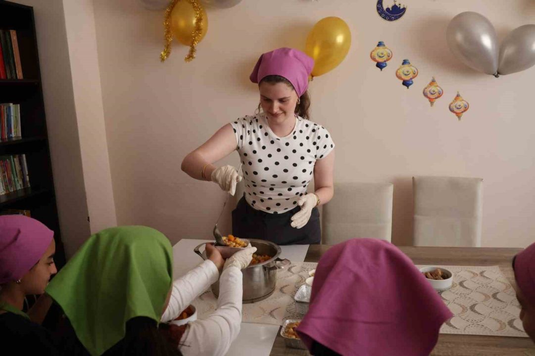 Erzurum'da koruma altındaki çocuklar aşure yaptı
