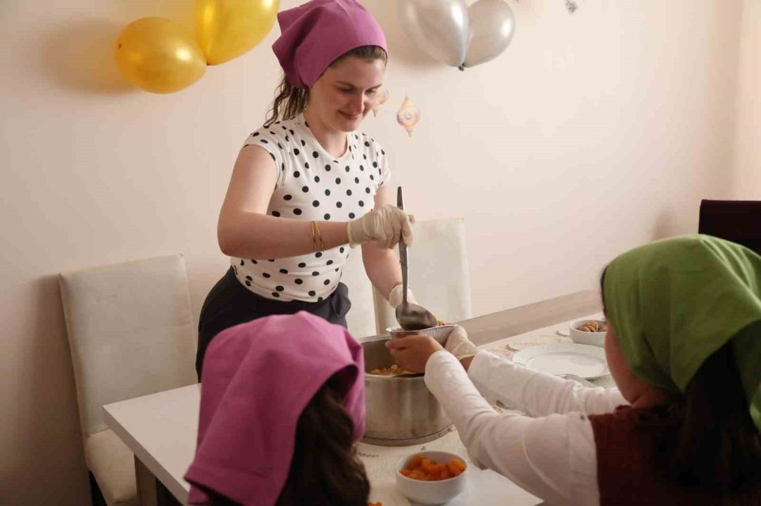 Erzurum'da koruma altındaki çocuklar aşure yaptı