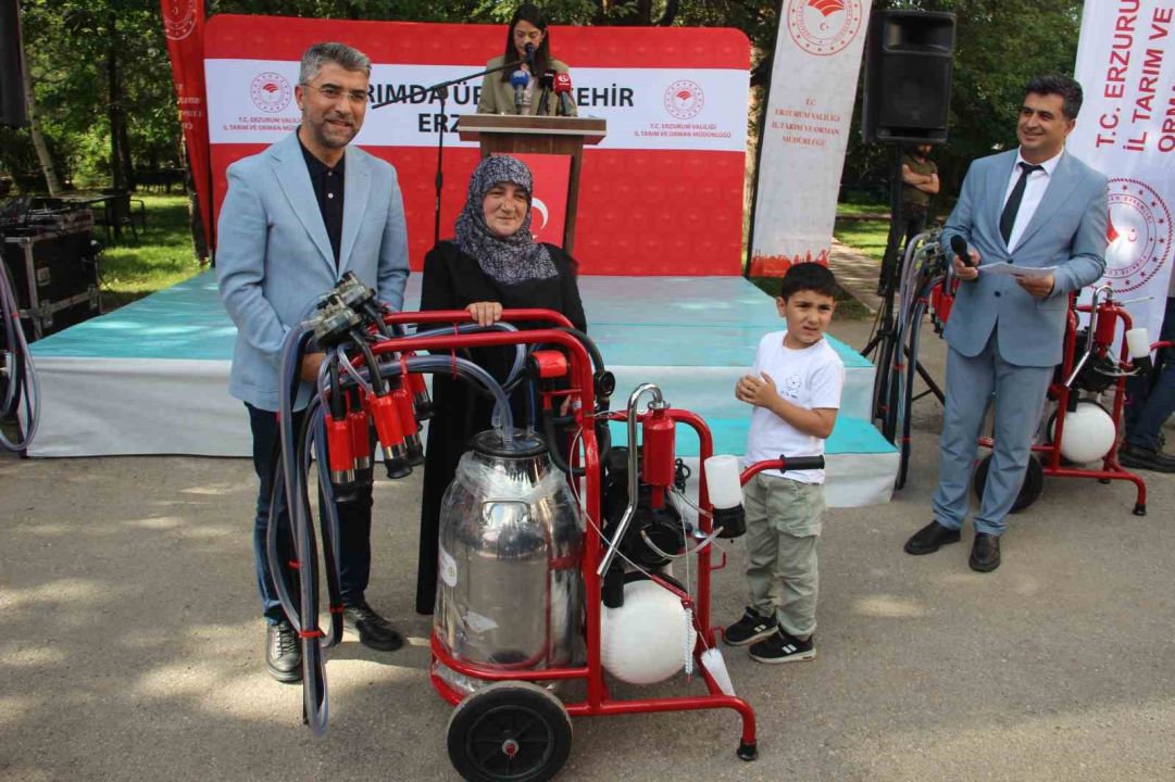 Erzurumlu yetştiriciye 288 sıvat ve 120 süt sağım makinesi dağıtıldı