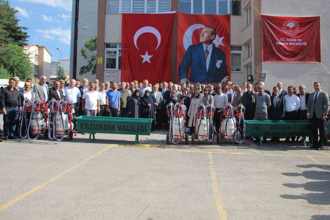 Erzurumlu yetştiriciye 288 sıvat ve 120 süt sağım makinesi dağıtıldı