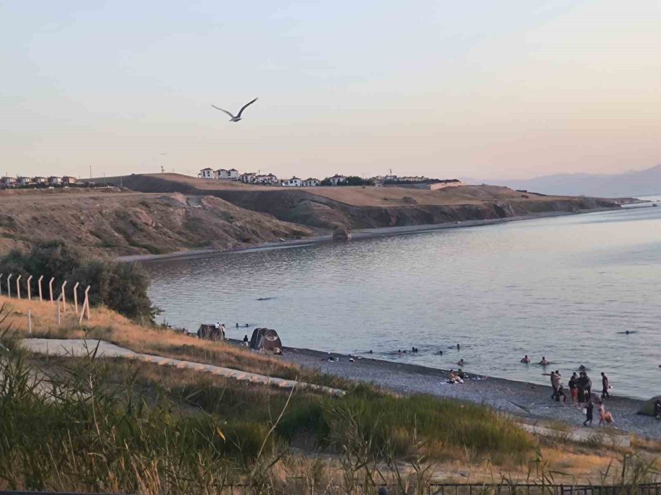 Van Tuşba'da mavi bayraklı sahilde ’siyah’ alarm