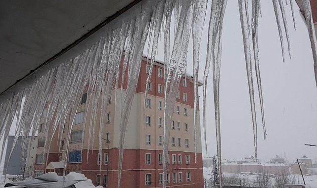 Bitlis’te çatılardaki buz sarkıtlarının boyu 2 metreyi buldu