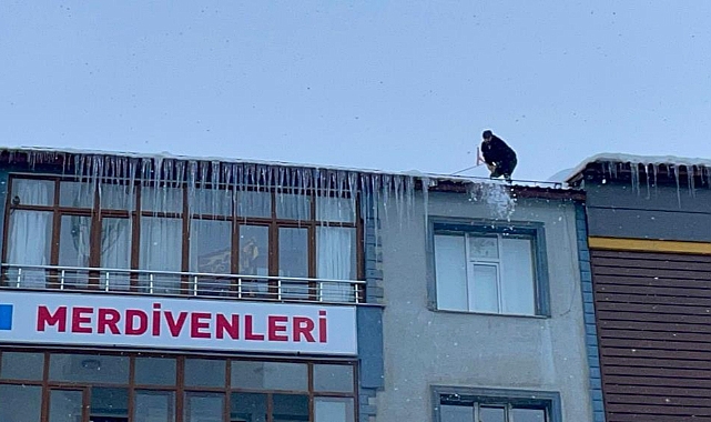 Bitlis’te yürekleri ağızlara getiren çatı temizliği