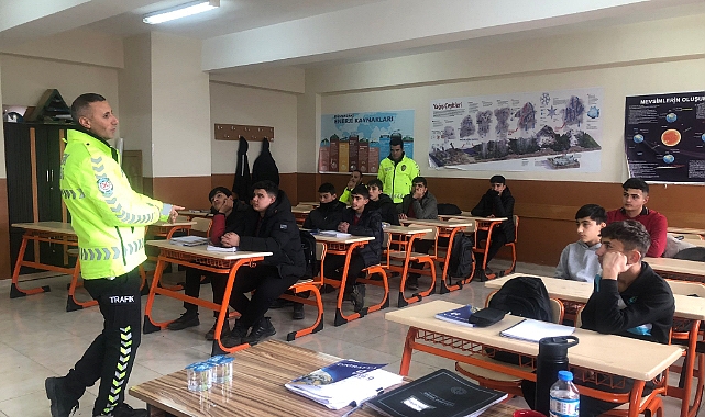Eleşkirt’te trafik ekipleri öğrencilere ‘yaya’ eğitimi verdi