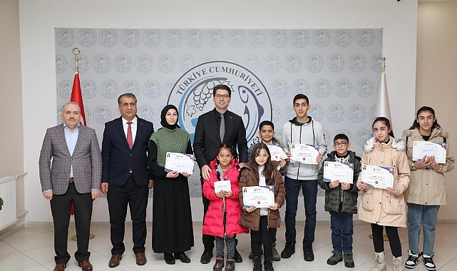 Erciş'te  “Aydınlık Yarınlara Kitap Okuma Yarışması'nda dereceye girenlere ödülleri verildi