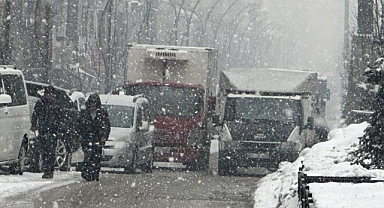 Kar kepçe boyunu aştı: Uçak seferleri iptal edildi