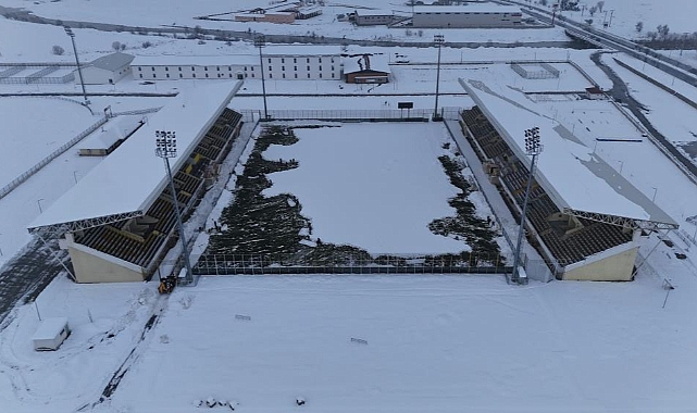 Muşlular 1984 Muşspor ve Adana 1954 FK maç iptalini önlemek için stadyumu kürekle temizledi
