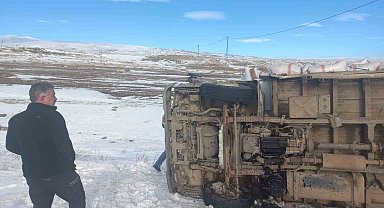 Susuz'da saman yüklü kamyonet devrildi