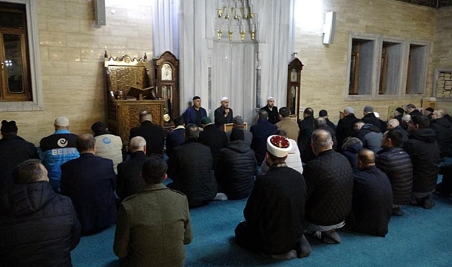 Tatvan’da sabah namazında buluşan vatandaşlar şehitler için dua etti