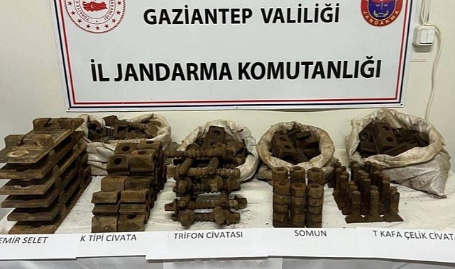 Tren raylarını çalmaya çalışan 2 kişi yakalandı