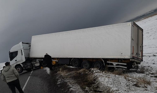 Van'da otomobille tır çarpıştı: 3 kişi yaralandı