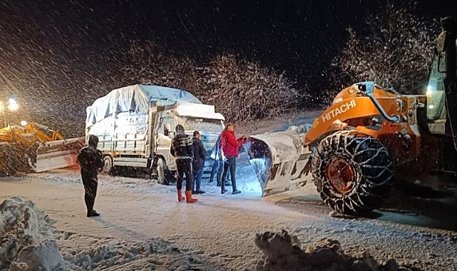 Van'da yolda mahsur kalanların yardımına belediye yetişti