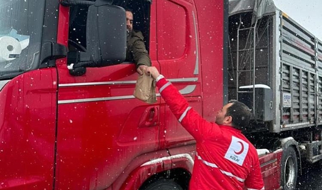 Yolda kalan araçlardaki vatandaşlara sıcak çay ve çorba ikramı