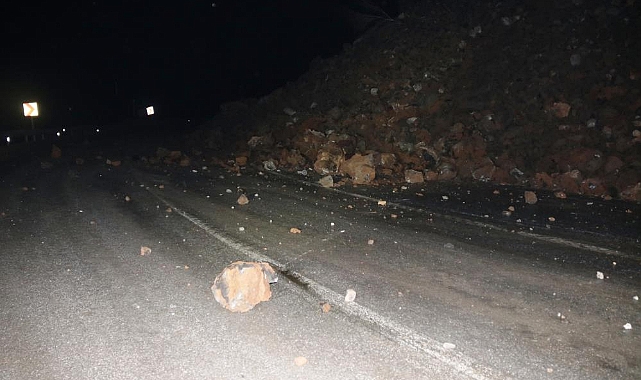 Dağdan kopan kaya parçası yola düştü yolu trafiğe kapattı