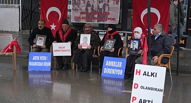 Evlat nöbetinde bekleyen gözü yaşlı ailelerden "Türk-Kürt kardeştir, HDP kalleştir" sloganı