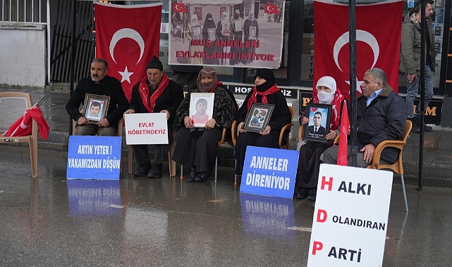 Evlat nöbetinde bekleyen gözü yaşlı ailelerden "Türk-Kürt kardeştir, HDP kalleştir" sloganı