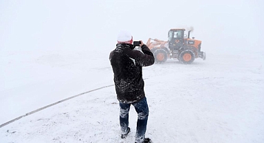 Kar ve tipi nedeniyle Kars-Ardahan yolu ulaşıma kapatıldı