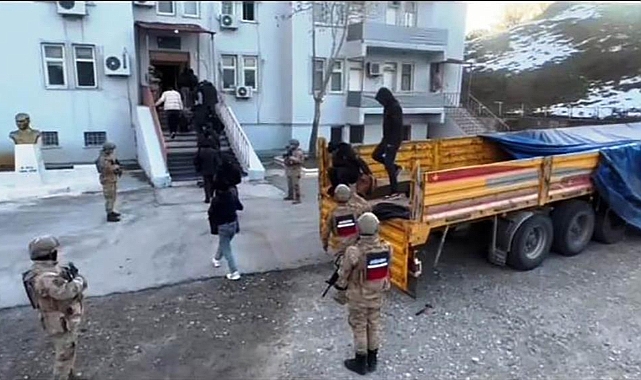 Tır içinde 58 düzensiz göçmen yakalandı
