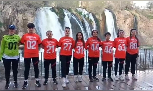 Vanlı kadın futbolcular "Kanımız canımız hep birlikte Türkiye" diyerek depremzedelere selam gönderdiler