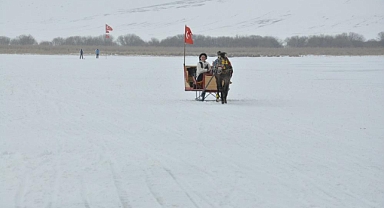 Yüzeyi donan gölde atlı kızak heyecanı sürüyor