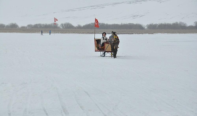 Yüzeyi donan gölde atlı kızak heyecanı sürüyor