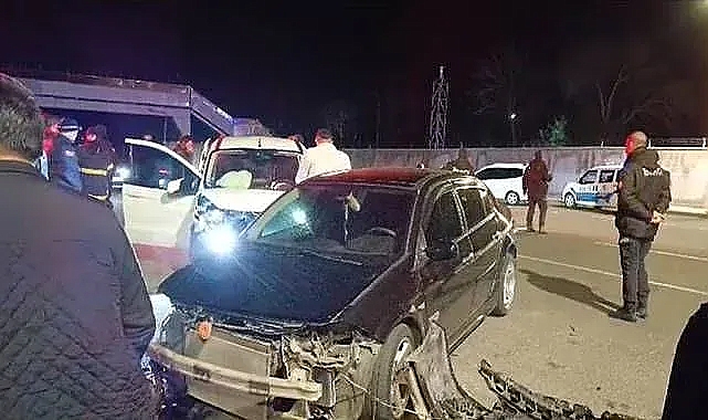 2 otomobil çarpıştı: 4 yaralı